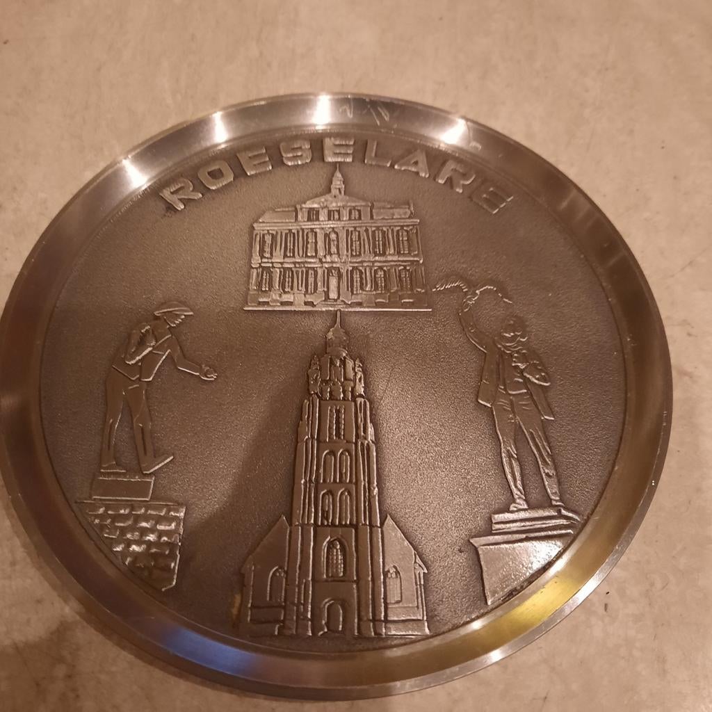 Roeselare , tinnen bord . 14 cm diameter ., Verzamelen, Ophalen of Verzenden, Zo goed als nieuw