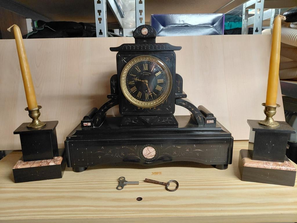 Oude vintage schouwklok met 2 kandelaars., Ophalen