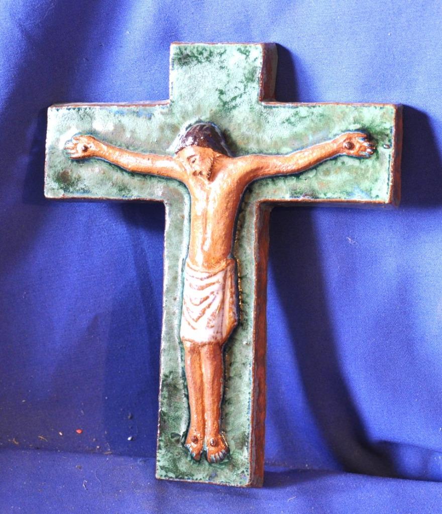 crucifix mural en terre cuite colorée, Enlèvement ou Envoi