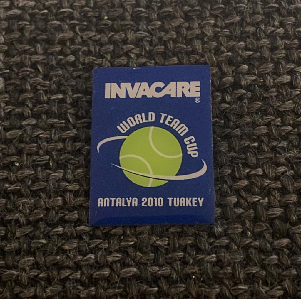 PIN - INVACARE - WORLD TEAM CUP TENNIS - ANTALYA 2010 TURKEY, Envoi, Utilisé, Sport, Insigne ou Pin's
