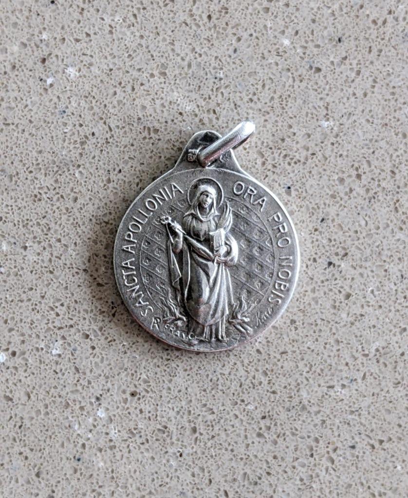 Medaillon, hanger Heilige Apollionia, zilver, Verzamelen, Religie, Ophalen of Verzenden, Nieuw, Sieraad, Christendom | Katholiek