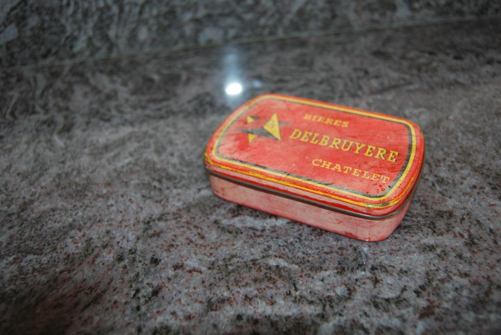 BIERES DELBRUYERE CHATELET. ANCIENNE BOITE A CIGARETTES, Envoi