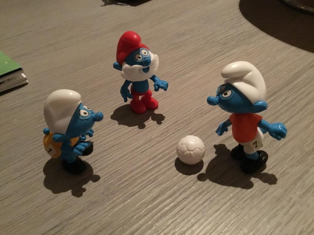 3 voetbal smurfen - Kindersurprise, Ophalen of Verzenden, Gebruikt, Grote Smurf, Poppetje, Figuurtje of Knuffel