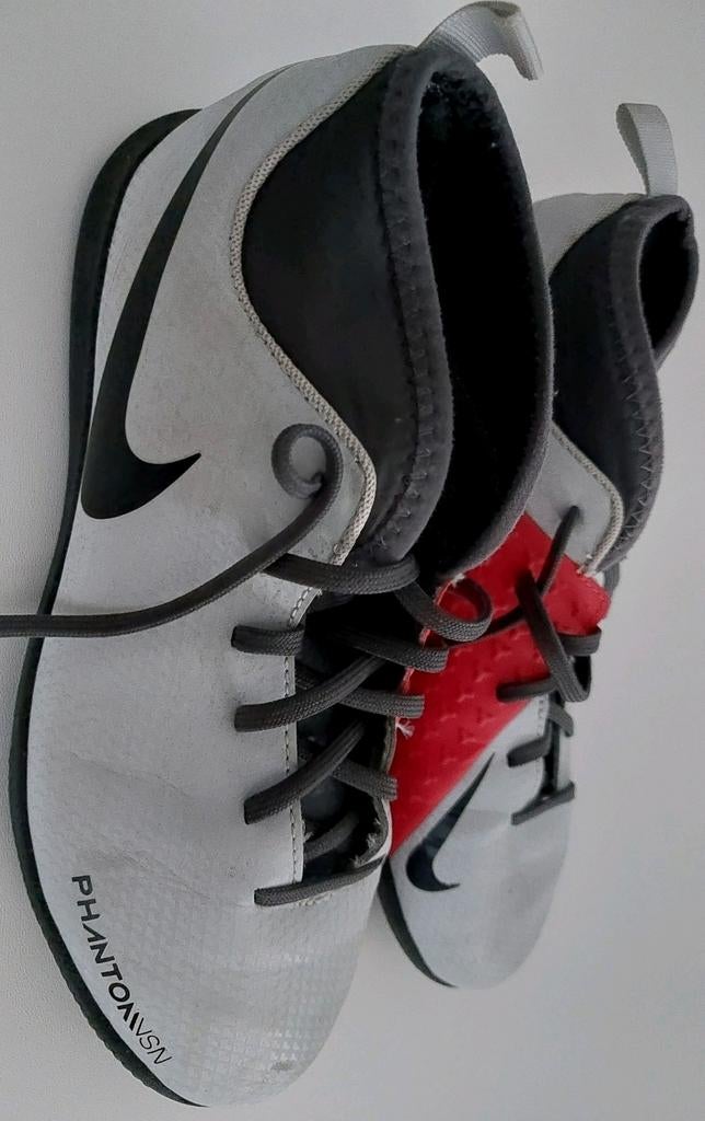 VOETBALSCHOENEN/ZAALVOETBALSHOES NIKE - MAAT: 37,5, Sport en Fitness, Voetbal, Ophalen of Verzenden, Gebruikt