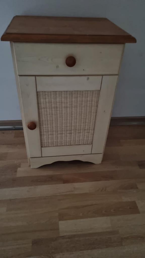 Meisjesbed met nachtkastje in hout met rotan afwerking, Huis en Inrichting, Slaapkamer | Nachtkastjes, Ophalen, Hout