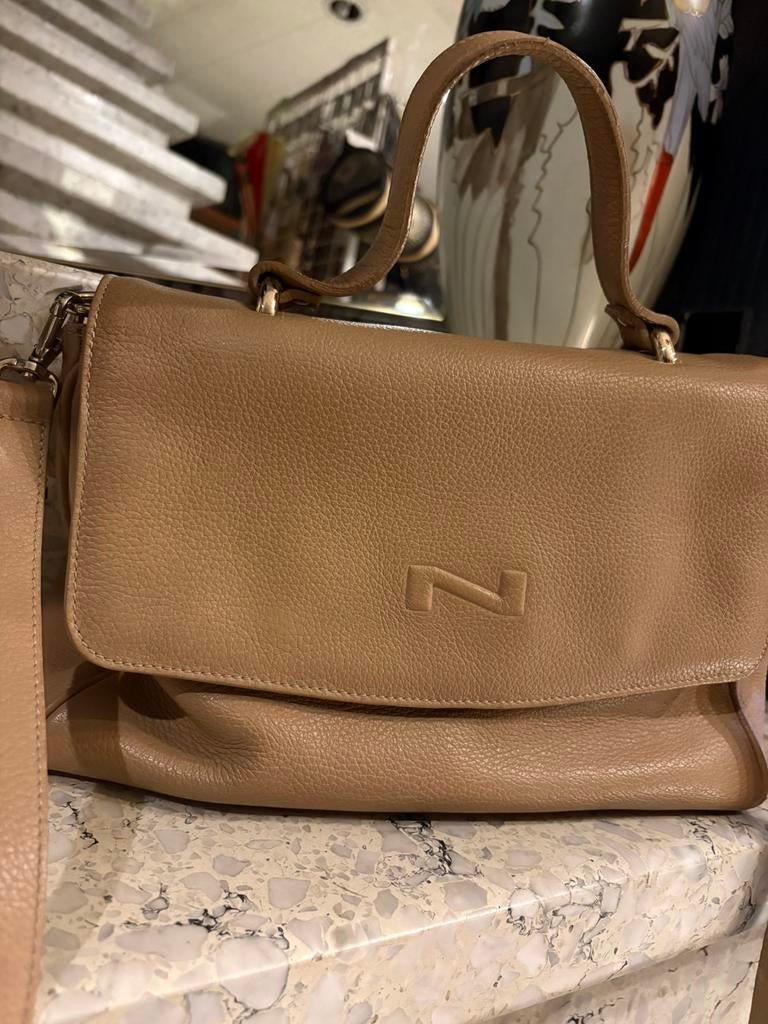 Nathan beige handtas met riem, Handtassen en Accessoires, Tassen | Damestassen, Ophalen of Verzenden, Zo goed als nieuw, Beige