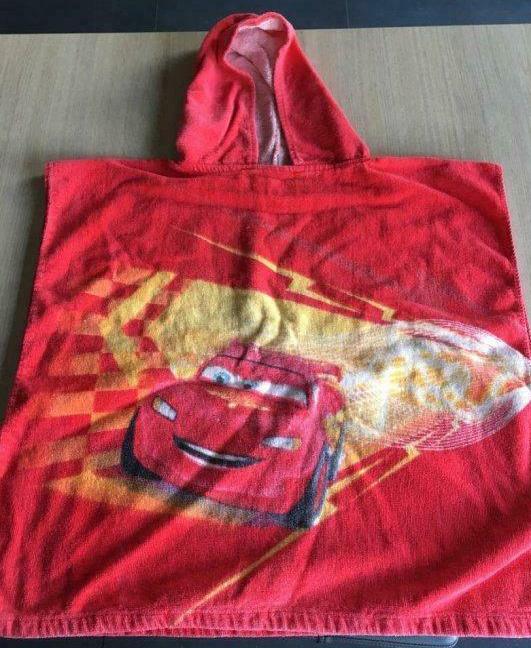 Poncho Disney Cars 56x58cm, Ophalen of Verzenden, Gebruikt, Sport- of Zwemkleding