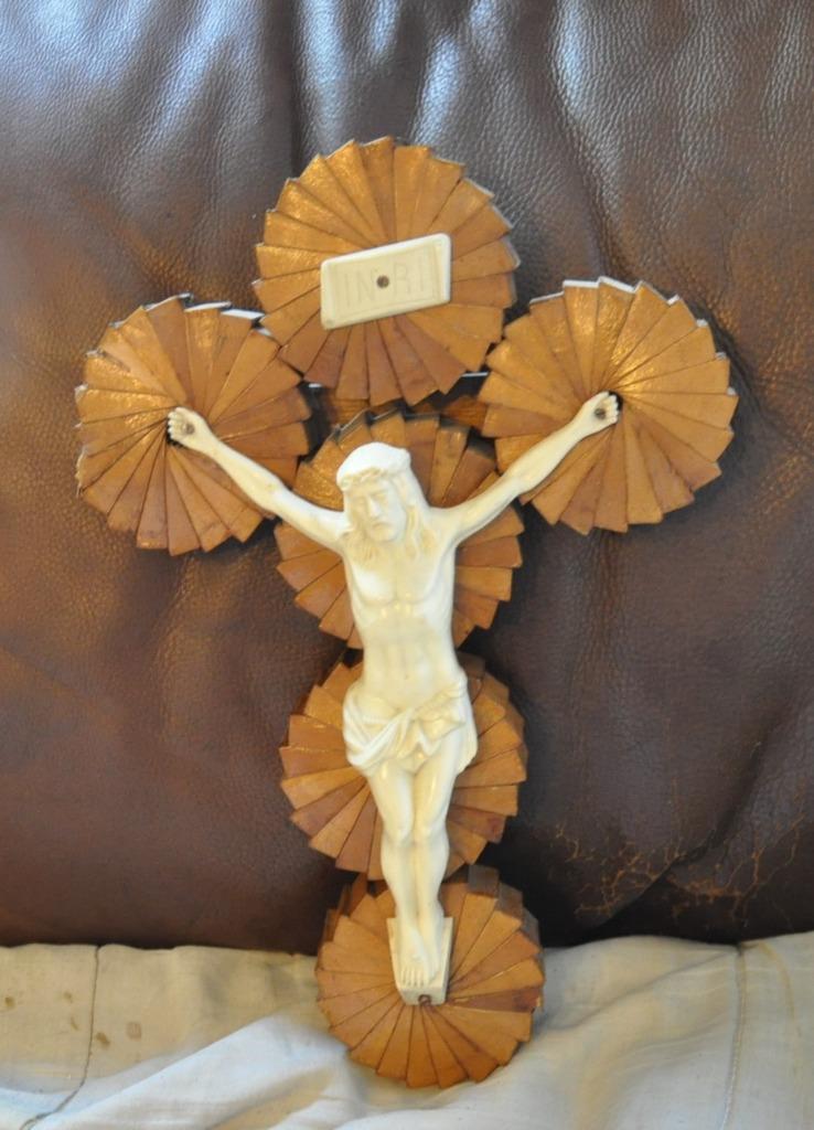 grand crucifix mural au 6 rocaces, Enlèvement ou Envoi
