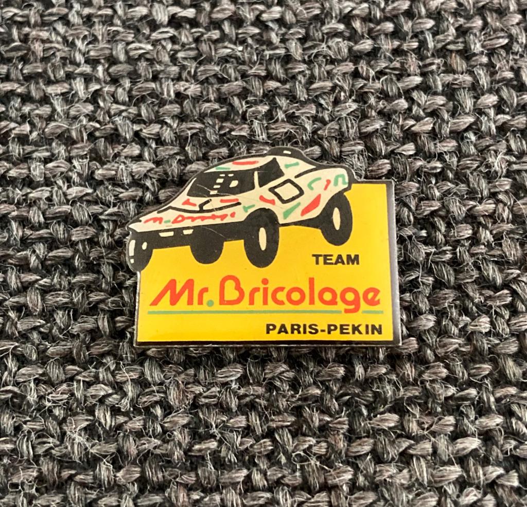 PIN - TEAM MR. BRICOLAGE - PARIS-PEKIN - RALLY - RALLYE, Envoi, Utilisé, Sport, Insigne ou Pin's