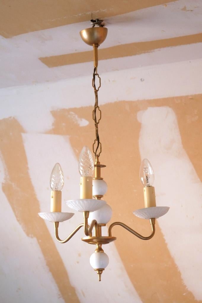 Lustre vintage métal doré et verre blanc à 3 ampoules, Enlèvement, Utilisé, Verre, Rétro chic
