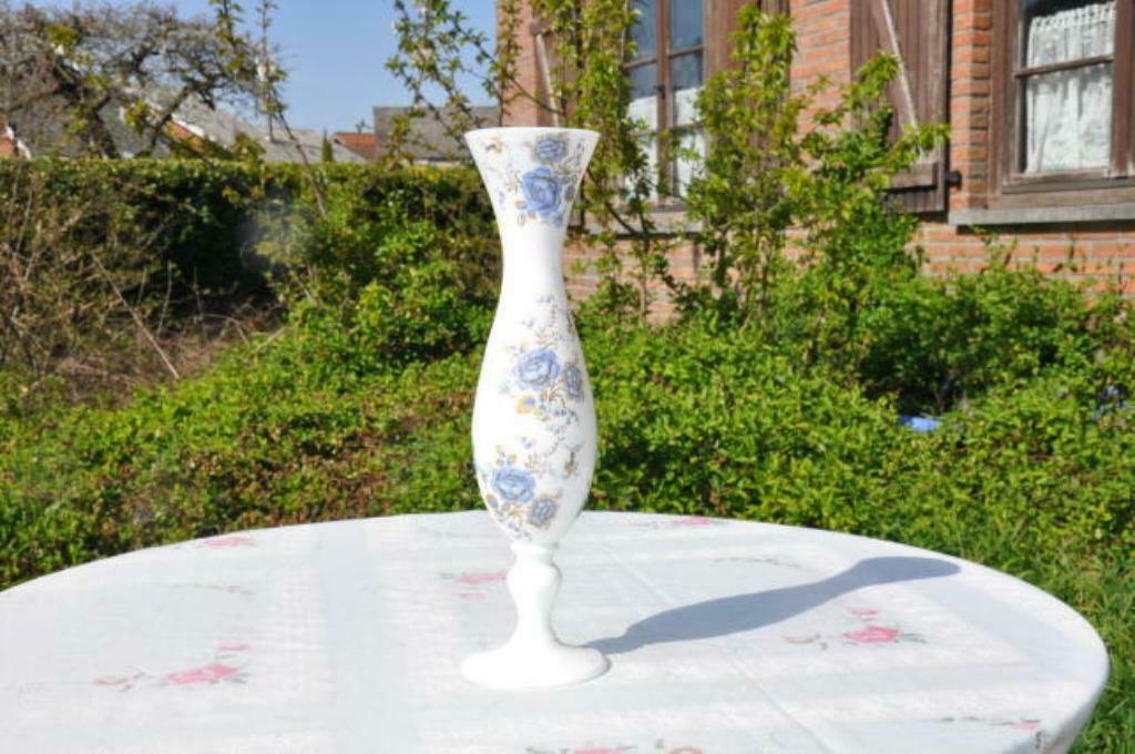 §  vase sur pied opaline blanche fleur bleu, Enlèvement ou Envoi