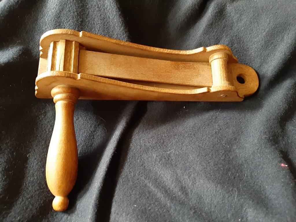 Ancienne crécelle en bois, Enlèvement ou Envoi