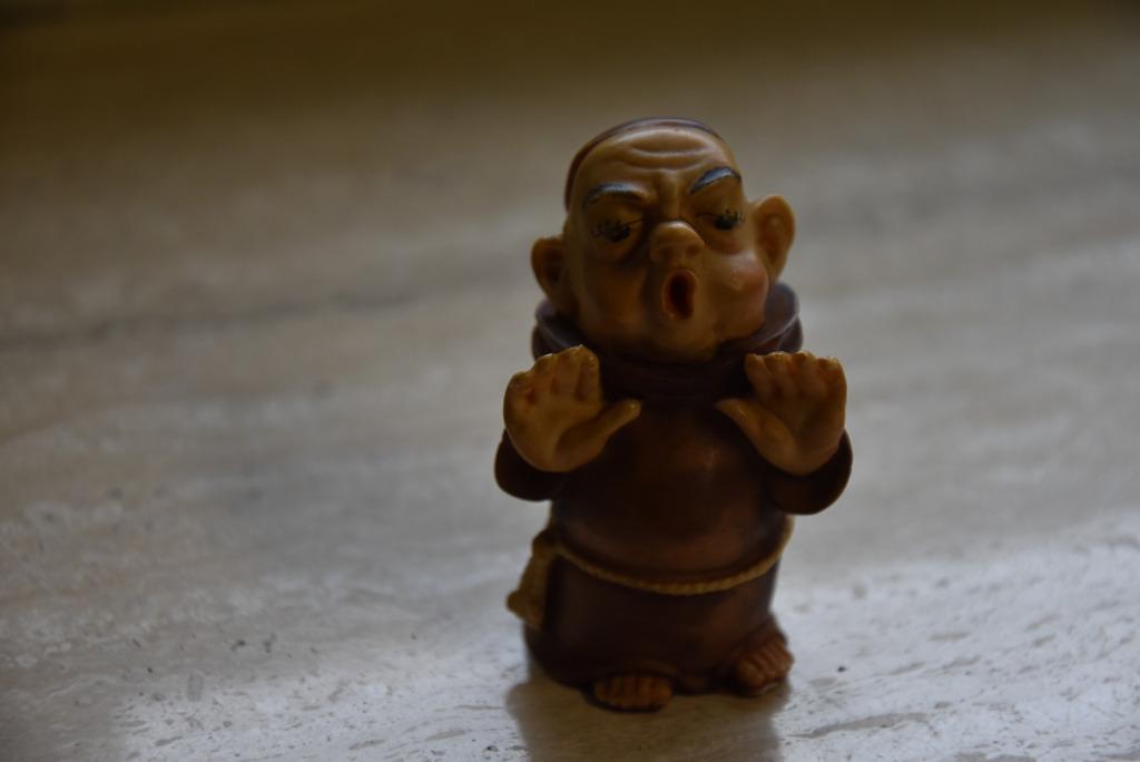figurine de chef d'orchestre moine, Collections, Statues & Figurines, Envoi