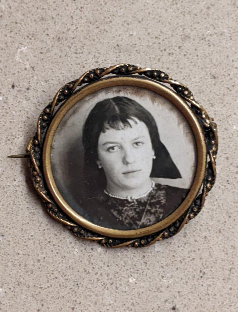 Broche fotohouder in brons, Handtassen en Accessoires, Broches, Brons, Gebruikt, Bruin, Minder dan 4 cm