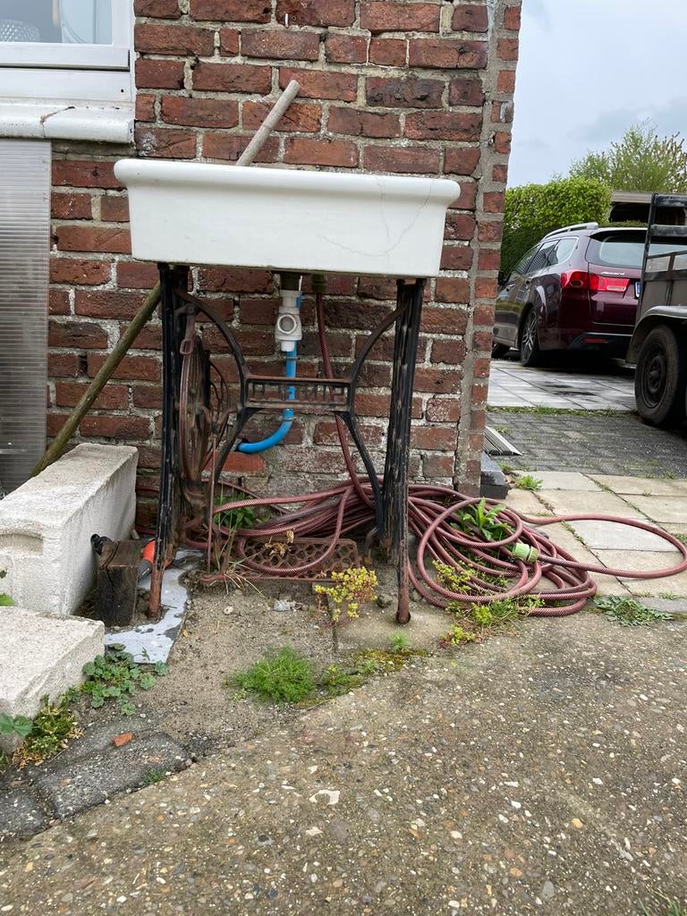 Wasbak met gietijzeren voet van Singer, Ophalen, Gebruikt