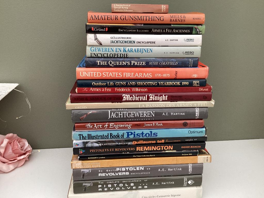 Grote partij boeken geweren,revolvers,pistolen etc, Ophalen, Zo goed als nieuw, Sport, Hobby en Vrije tijd