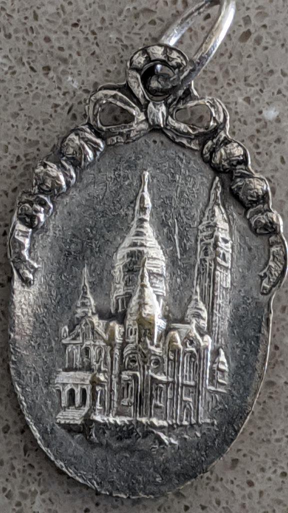 Médaillon du Christ, Sacré Coeur de Montmartre à Paris., Collections, Enlèvement ou Envoi, Comme neuf, Bijoux, Christianisme | Catholique