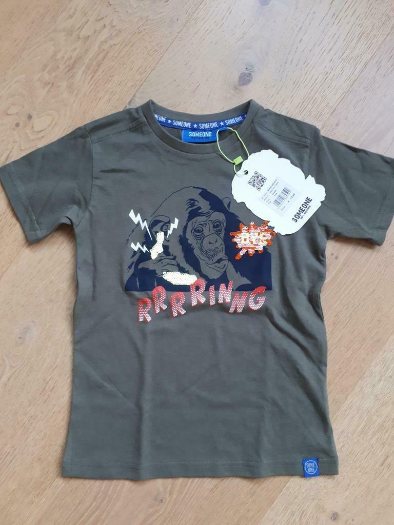 T-shirt Quelqu'un - taille 116 - 6 ans, Neuf, Garçon, Enlèvement ou Envoi, Chemise ou À manches longues