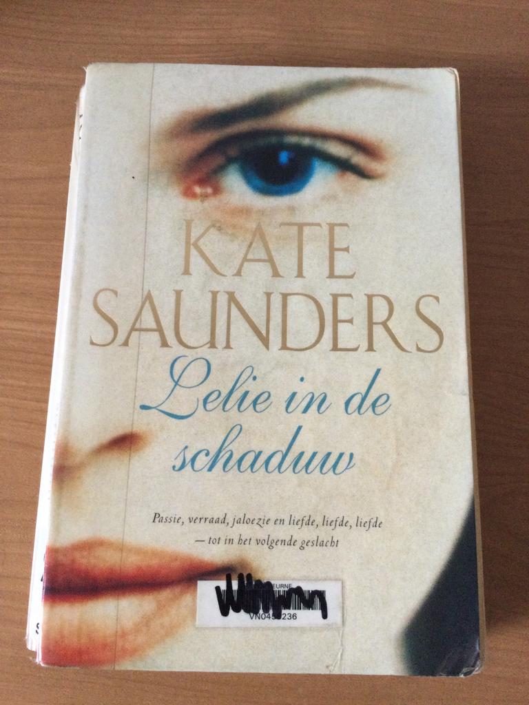 Kate Saunders - Lelie in de schaduw - Roman, Enlèvement ou Envoi, Utilisé