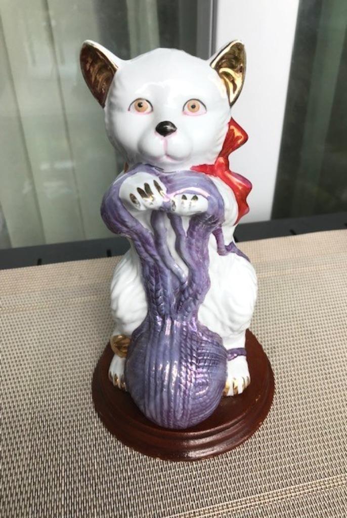 Chat Statue Porcelaine Jouant vintage 22 H😻💑😻😍🎁👌, Antiquités & Art, Mammifère, Statue, Enlèvement ou Envoi, Autres matériaux