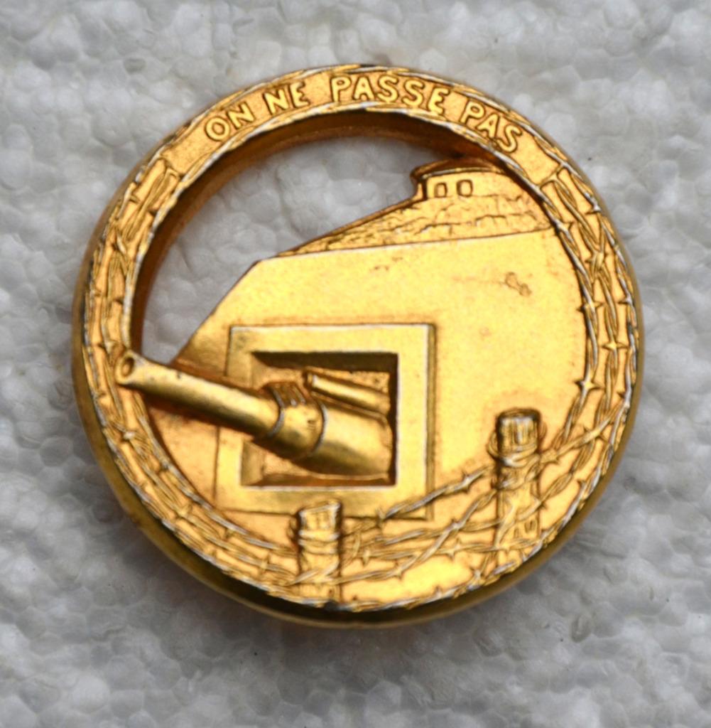 Insigne, Maginotlinie WOII, “On Ne Passe pas”, Goudkleurig, Verzamelen, Militaria | Algemeen, Ophalen of Verzenden, Landmacht