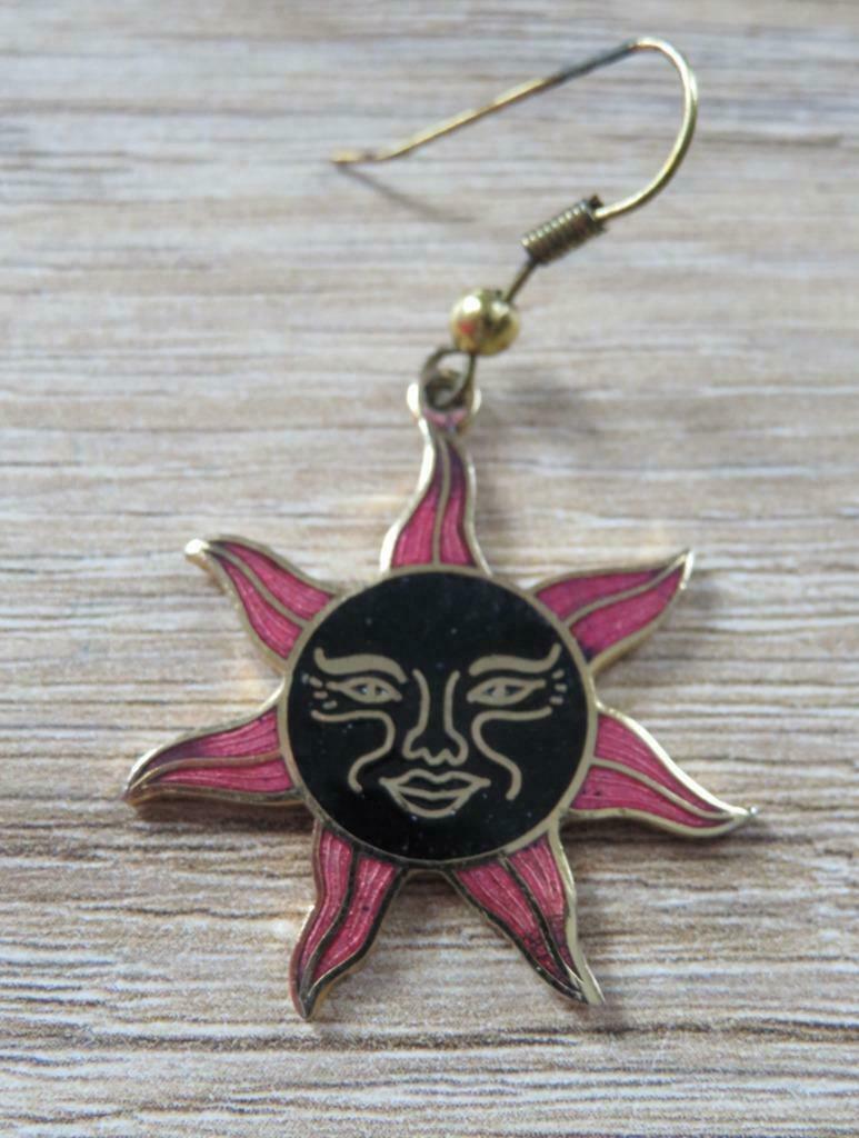 Boucle d'oreille soleil, Handtassen en Accessoires, Oorbellen, Overige materialen, Ophalen of Verzenden, Rood, Hangers