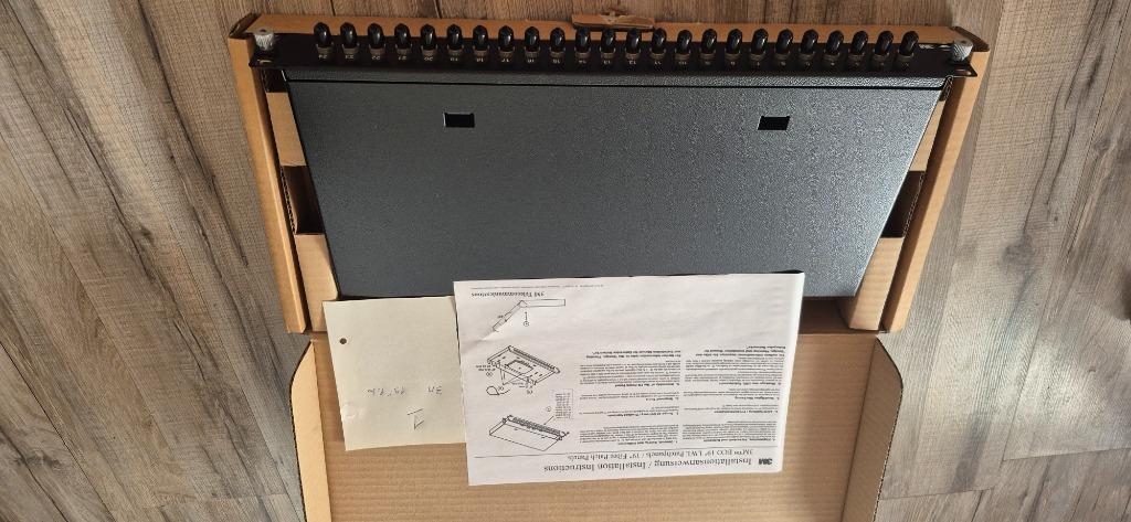 Boîtier de brassage fibre optique 19" 24 ports - Neuf, Informatique & Logiciels, Enlèvement ou Envoi, Comme neuf