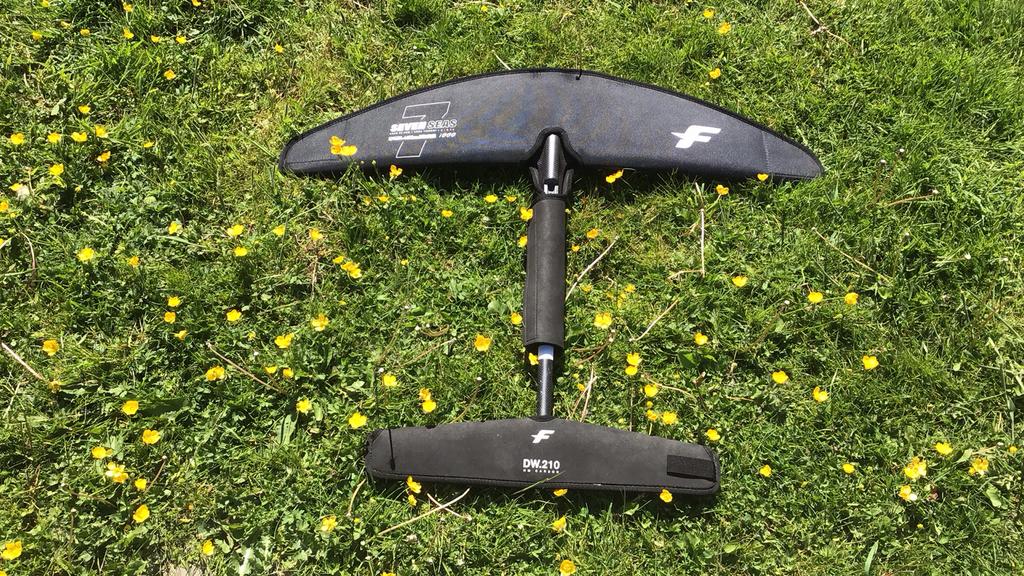 Te koop F1 wingfoil Sevenseas 1000 met stabilizator Dw 210, Ophalen, Zo goed als nieuw