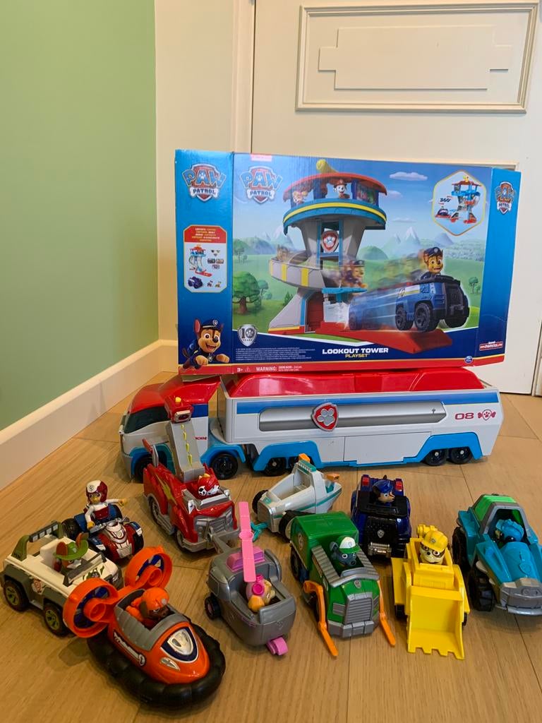 Paw patrol set vrachtwagen uitkijktoren 10 autos, Kinderen en Baby's, Ophalen, Zo goed als nieuw