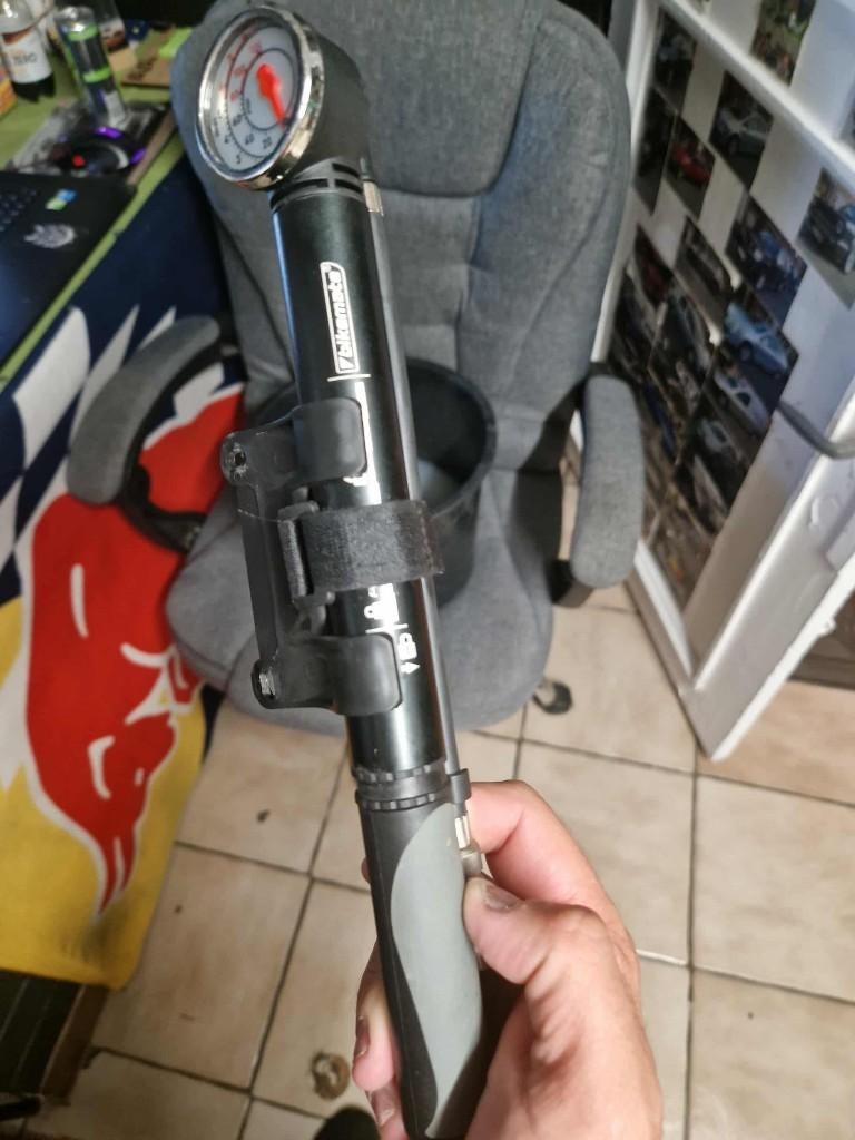pompe a vélo avec écran de pression et accroche neuve, Ophalen, Drukmeter, Nieuw