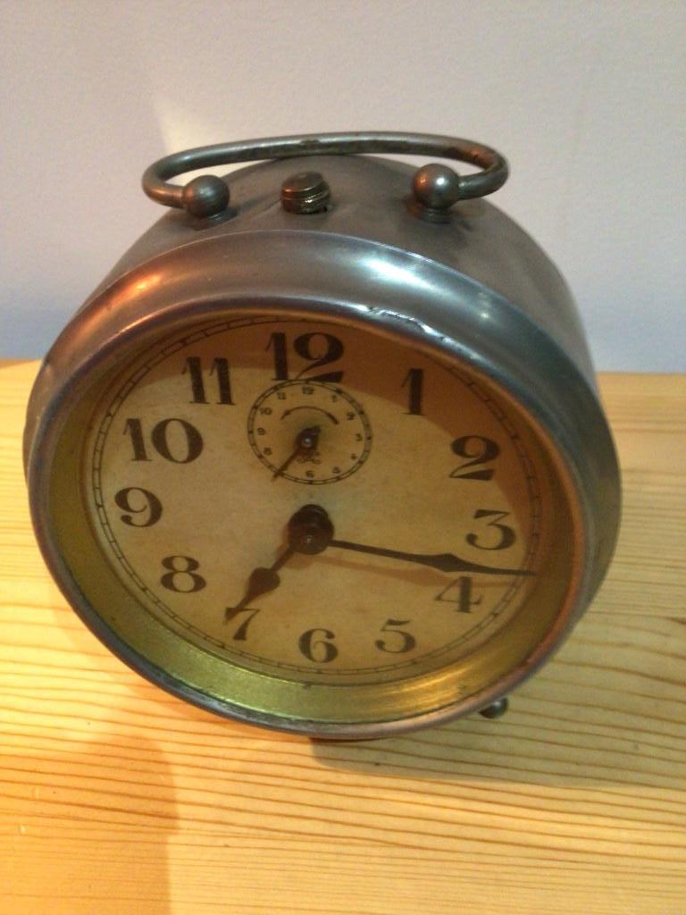 Ancien réveil des années cinquante, Enlèvement