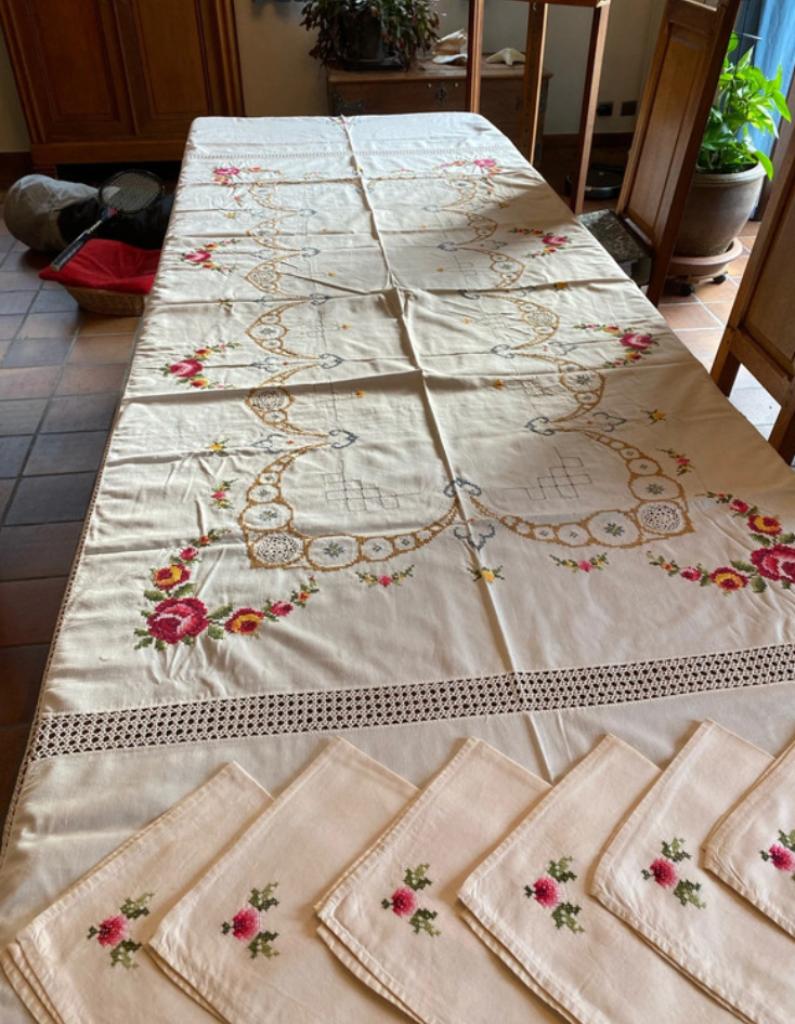 Superbe nappe brodée main 2,40 m x 1,70 m – Motifs floraux e, Enlèvement, Comme neuf, Rectangle, Intérieur