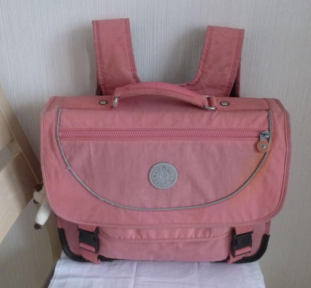Kipling cartable rose 6 à 12 ans + singe (140 € en boutique), Enlèvement ou Envoi, 30 à 40 cm, Rose, Utilisé