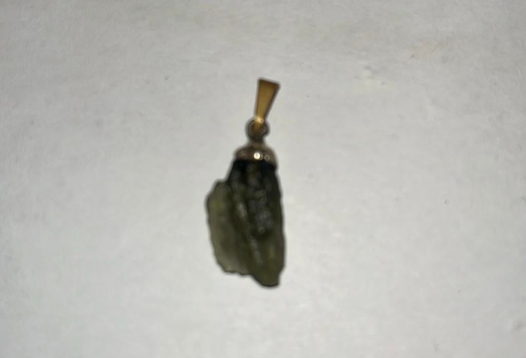 Moldaviet Hangertje - 0,91gram - 18mm x 10mm - zeer zeldzaam, Enlèvement ou Envoi, Neuf, Verre ou Cristal, Autres représentations