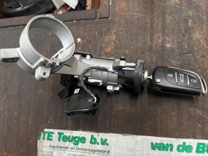 Kontaktslot + Sleutel van een Opel Insignia, Ophalen of Verzenden, 3 maanden garantie, Gebruikt, Opel