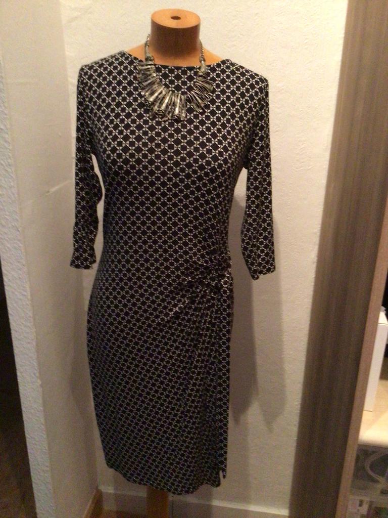 Kleedje, zwart/wit . Maat 38/40, PETER HAHN, Kleding | Dames, Overige kleuren, Zo goed als nieuw, PETER HAHN, Onder de knie