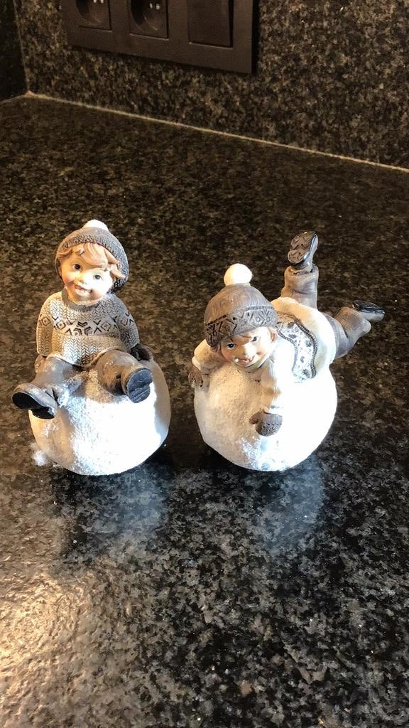 2 jongetjes op sneeuwbal, Ophalen of Verzenden, Zo goed als nieuw