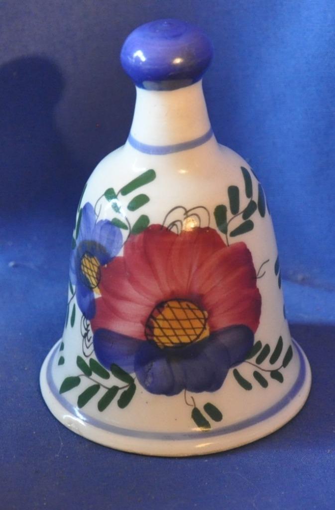 clochette en faïence décor floral, Antiquités & Art, Enlèvement ou Envoi