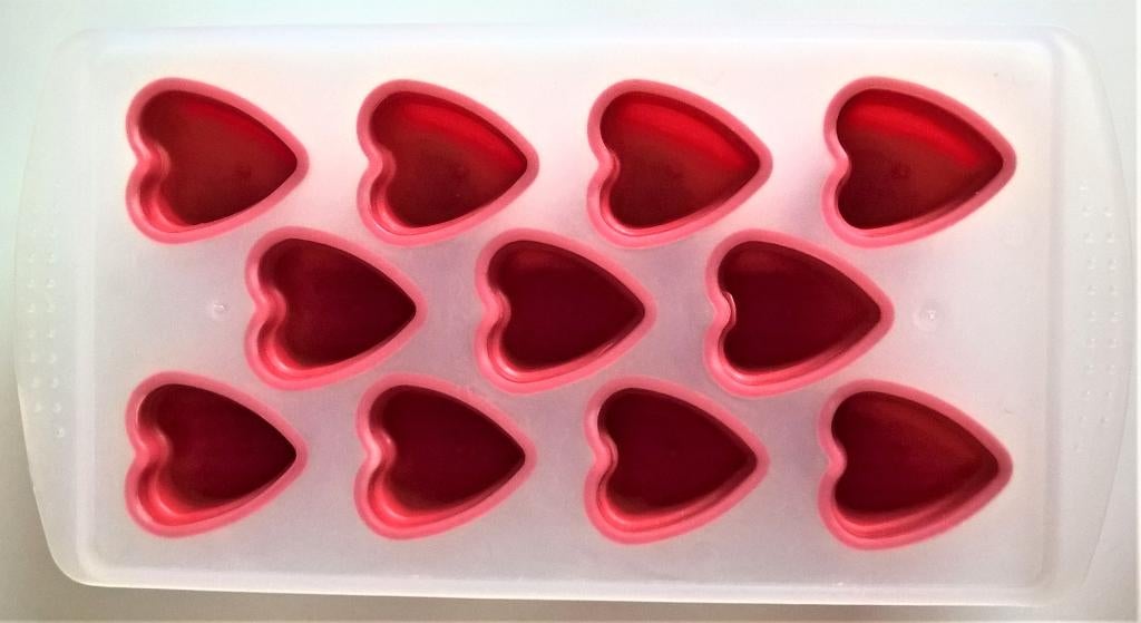 Te koop: Leuk geschenk: rode plastic ijsblokvorm., Enlèvement, Comme neuf, Blanc, Autres types
