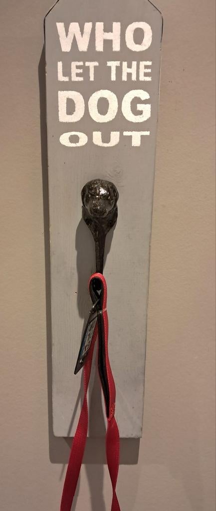 Grote, houten muurplaat met gietijzeren hondenkopje, Antiek en Kunst, Curiosa en Brocante, Ophalen of Verzenden