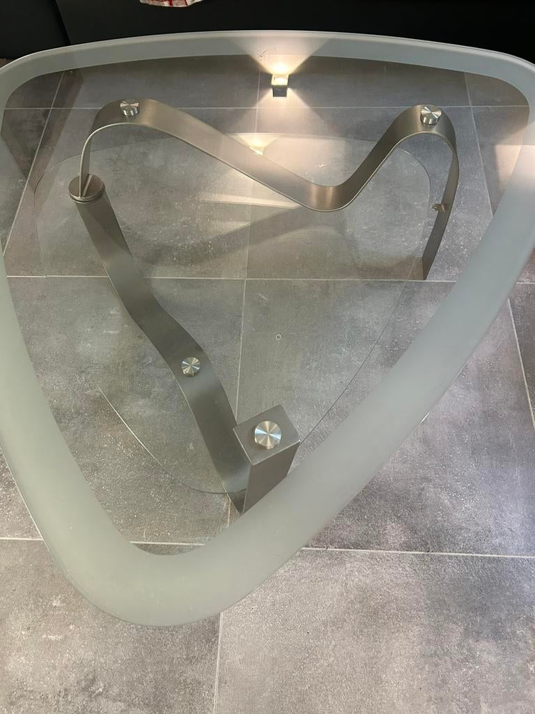 Glazen salontafel, Ophalen