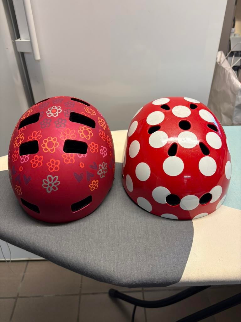 2 fietshelmen (Uvex en Kiddimoto), Fietsen en Brommers, Ophalen, Gebruikt, XS, Jongen of Meisje
