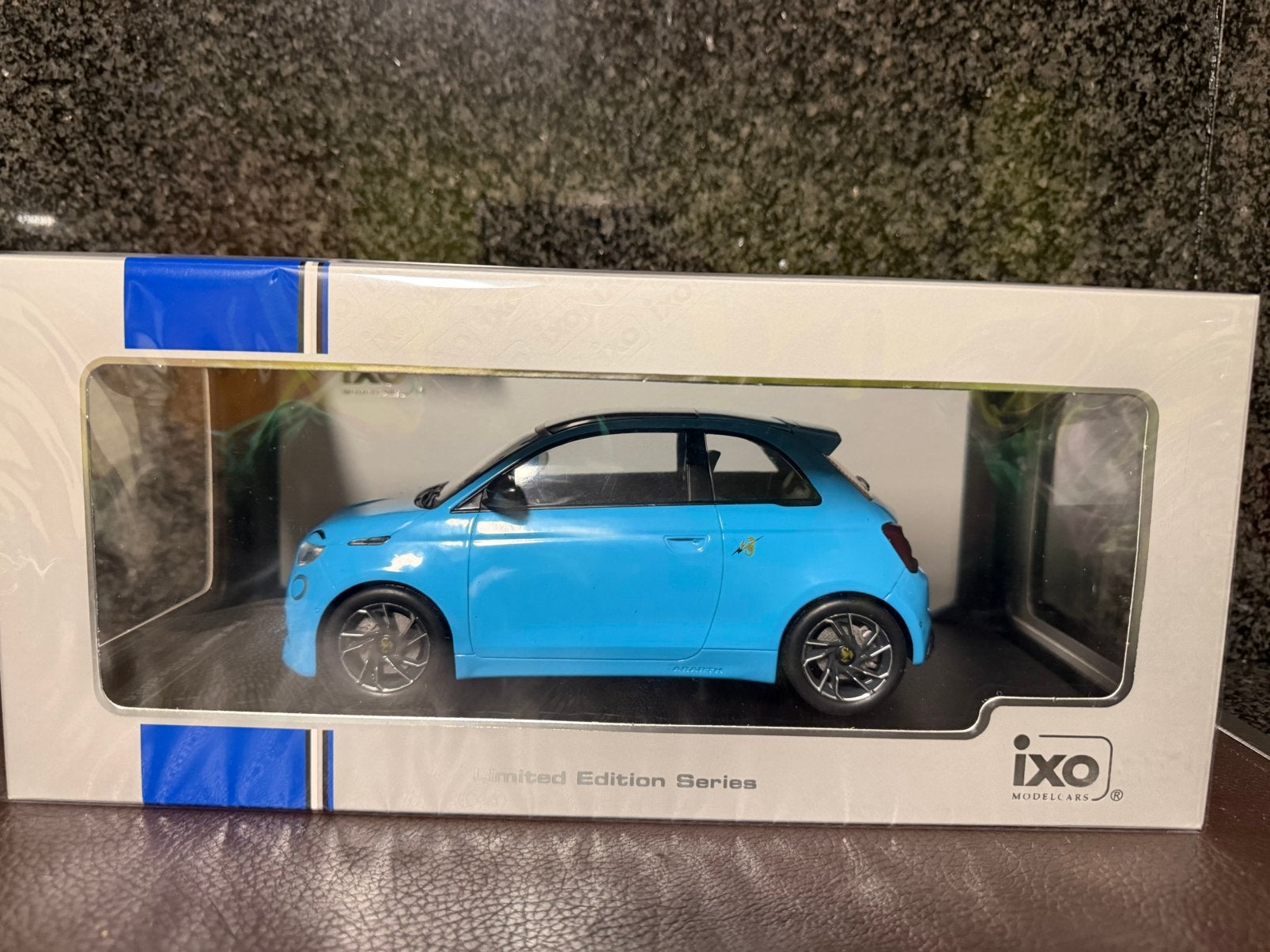 Fiat 500 E Abarth fel blauw nieuw in verzegelde verpakking., Ophalen of Verzenden, Nieuw, Auto, Overige merken