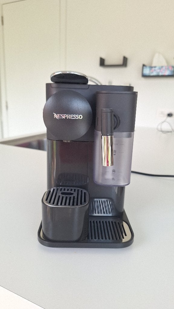 Delonghi Nespresso, Ophalen, Zo goed als nieuw, Koffiepads en cups, Afneembaar waterreservoir
