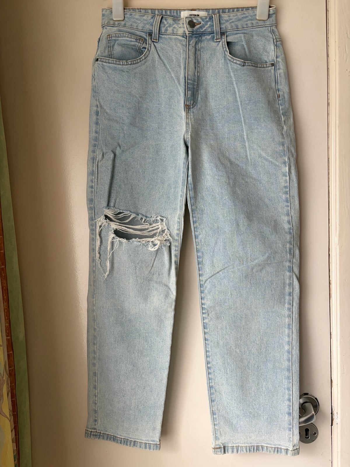 40-42 Cotton On - Rechte jeans met gaten in lichtblauw, Kleding | Dames, Ophalen of Verzenden, Zo goed als nieuw, Blauw