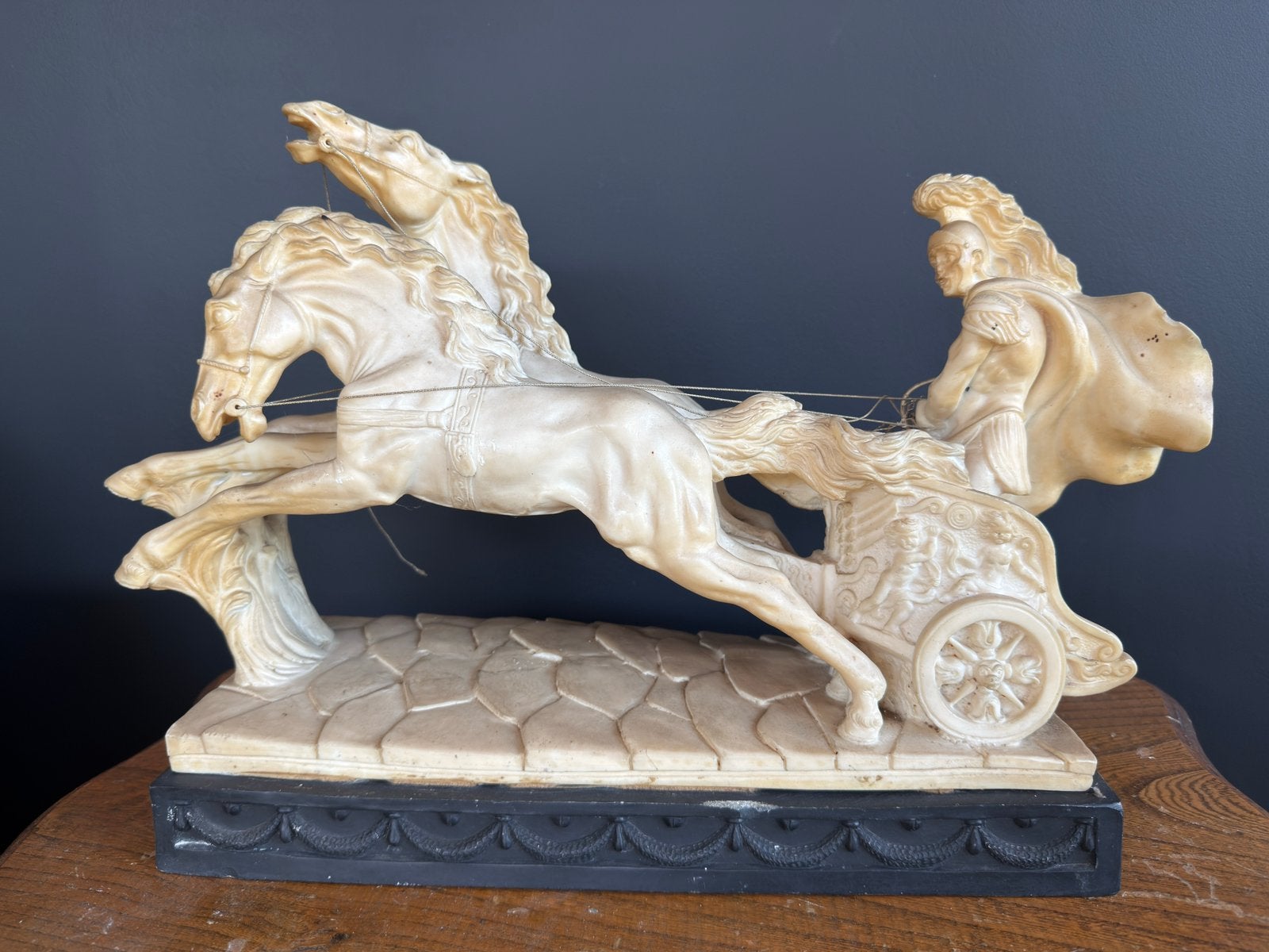 Groot decoratief beeld Romeinse strijdwagen met vierspan, Verzamelen, Ophalen, Gebruikt, Dier