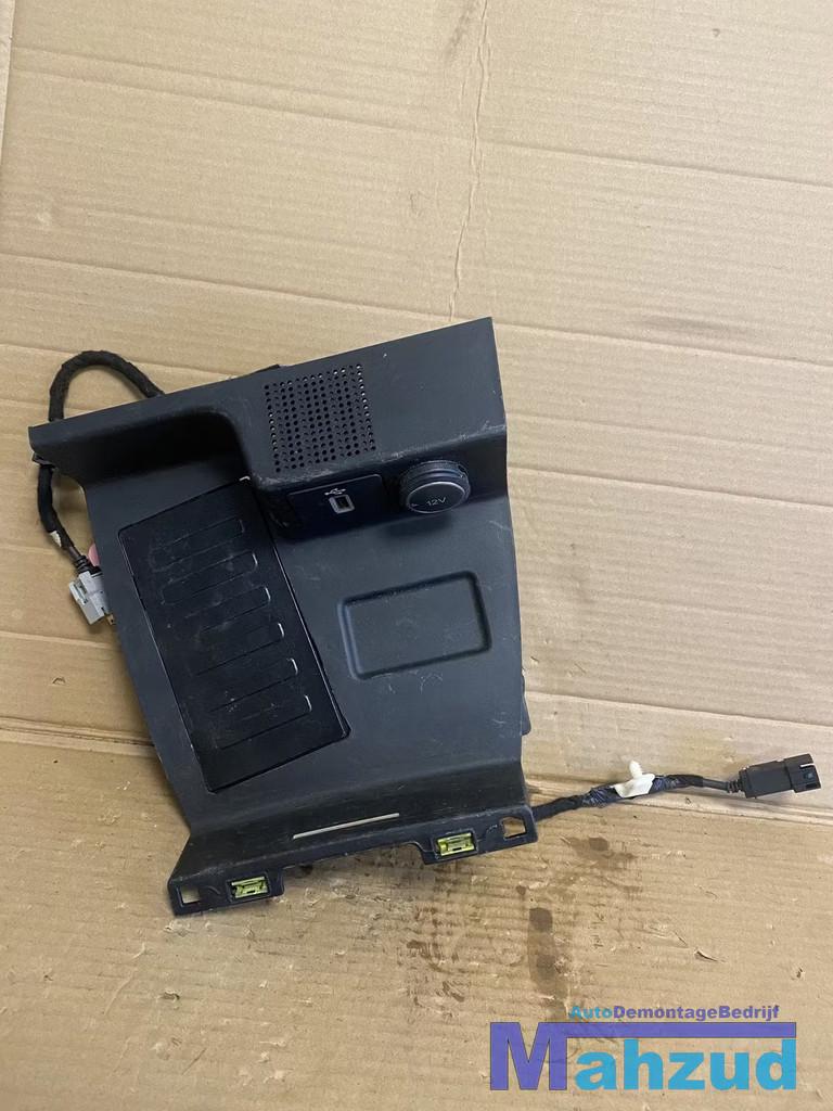 FORD FOCUS 4 MIddenconsole 12V usb draadloos opladen 2018+, Info@ford.com, Ford Motor Company, American Road 1
48126  Dearborn