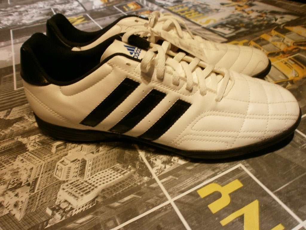 nouveaux baskets Adidas foot pointure 46 NOUVEAUX, Enlèvement ou Envoi, Neuf, Chaussures