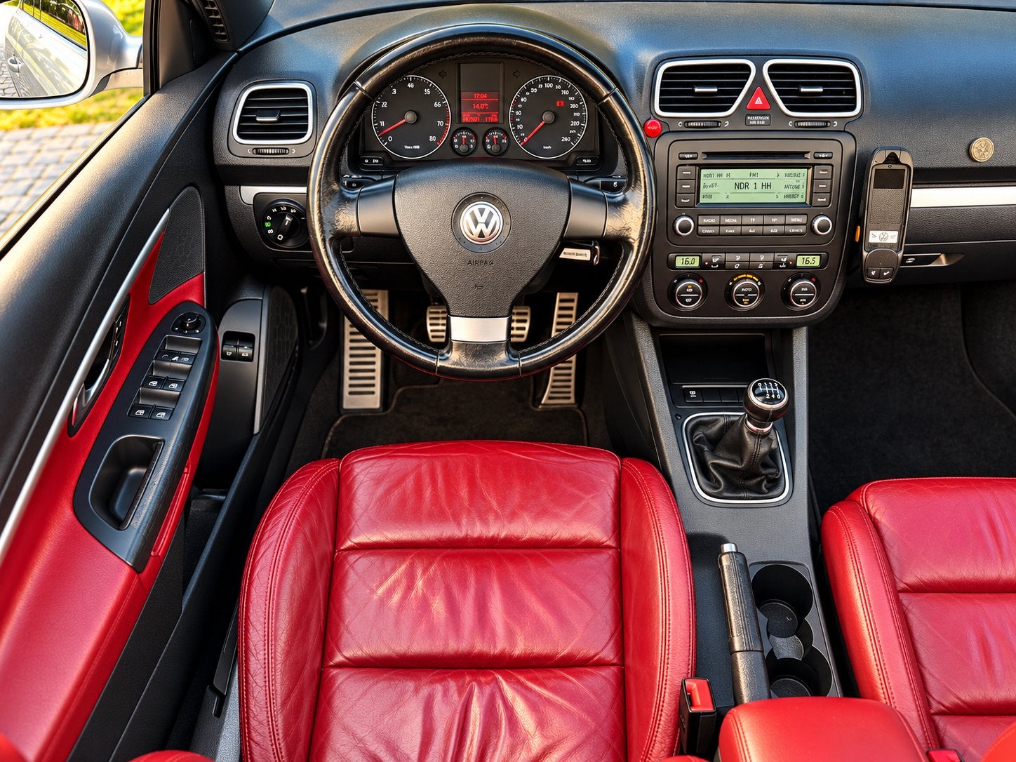 Volkswagen Eos 2.0FSI 150PK • Coupé/Cabrio • Leder • Panodak, Auto's, Voorwielaandrijving, 110 kW, 4 cilinders, Handgeschakeld