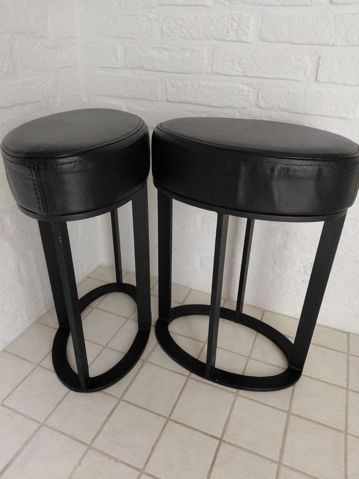 Superbes tabourets en acier noir, Enlèvement